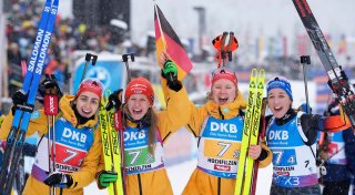 Biathletinnen begeistern: Staffel-Sieg und Gelbes Trikot