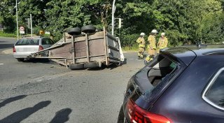 Unfall auf der B7 bei Warburg: Pferdeanhänger kippt um