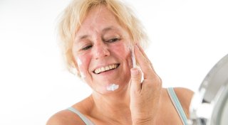 Empfindliche Haut im Alter? Diese 5 Dinge tun gut