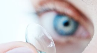 Heuschnupfen und Kontaktlinsen: Was sollte ich beachten?