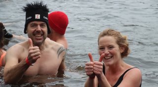 Mit Video und Fotos: Mutige Schwimmer bei beliebtem Eisbaden im Kreis Gütersloh