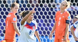 James und Bayerns Stanway bescheren England klaren Sieg