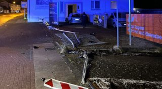 Unfallfahrer hinterlässt in Bielefeld Schneise der Verwüstung und flieht zu Fuß