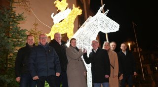 Märchenhaftes Höxter: Passend zum Weihnachtsmarkt leuchten die Stadtmusikanten