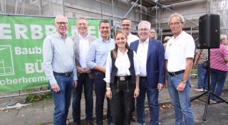 Richtfest für bezahlbaren Wohnraum: 19 barrierefreie Wohnungen entstehen in Hiddenhausen