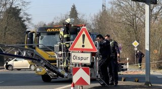 Einsatzkräfte in Gefahr: Bielefelderin durchfährt Polizeiabsperrung und rast auf Beamte zu