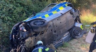 Streifenwagen der Polizei verunglückt bei Brakel - Straße wieder frei