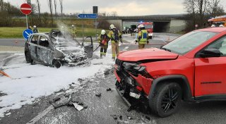 Unfall bei Warburg: Zwei Verletzte nach Unfall auf der B252 nahe der Autobahn