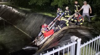 Feuerwehr rettet Hunde aus Wasserbecken von Espelkamper Firma