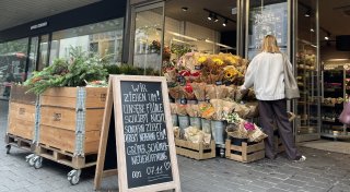 Ramschtage in Bielefelder City: Blumen und Textiles im Ausverkauf von zwei Geschäften