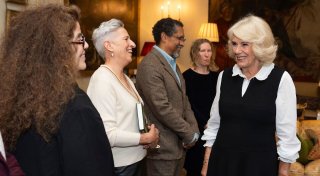 Camilla kehrt nach Infektion in Öffentlichkeit zurück