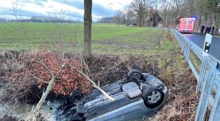 Auf glatter Straße: Autofahrer aus Kreis Gütersloh überschlägt sich und landet im Wasser