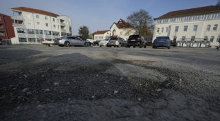 Drei Wochen voll gesperrt: Parkfläche am Bünder Marktplatz wird saniert