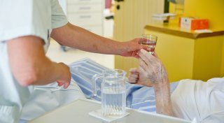 AOK: Kliniken sind auf wachsende Zahl Hochbetagter nicht vorbereitet