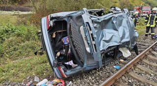Schon wieder liegt ein Auto auf den Bahngleisen bei Höxter