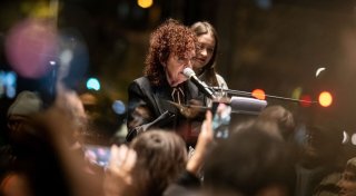 Nan Goldin eröffnet Ausstellung mit Rede über Gaza-Krieg