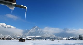 Alpen an Weihnachten dick verschneit