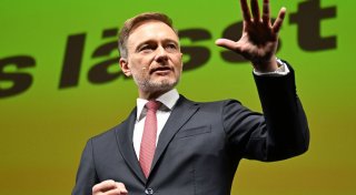 Lindner bei Auftritt mit Schaum beworfen