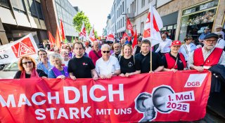 3.500 Leute demonstrieren am 1. Mai in Bielefeld für Arbeitnehmerrechte