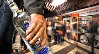 Aggressiver Mann pöbelt und schubst in der Bielefelder Stadtbahn