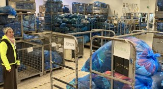 Freiwillige sortieren Kleidung in Herford: „Manchmal steckt ein ganzes Leben im Sack“