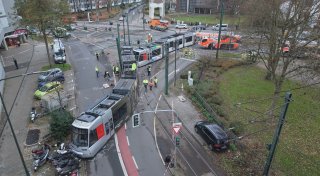 Straßenbahn in Düsseldorf entgleist - 13 Verletzte