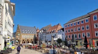 Festnahmen in einem Café am Mindener Marktplatz: Zivile Beamten schlagen mittags zu