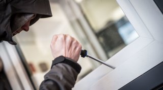 In der Nacht bedroht: Familienvater aus dem Kreis Herford prügelt sich mit Einbrechern