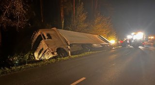 Lkw mit Wurstwaren sorgt in der Nacht für stundenlange Straßensperrung in Gütersloh