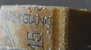 Käseliebhaber? Dieb stiehlt mehr als 60 Packungen Parmesan in Bielefeld