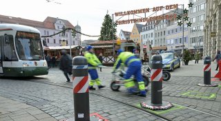 Poller werden im Minutentakt neben Weihnachtsmarkt bewegt