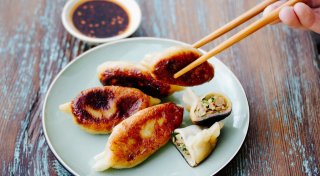 Zart gefaltet, reich gefüllt: So gelingen chinesische Jiaozi