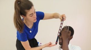 Warburger Optikerin sorgt in Afrika für den Durchblick