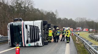 Unfall an A2-Abfahrt im Kreis Gütersloh - Lkw mit Schweinehälften kippt um