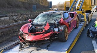 Unfall auf der A33 im Kreis Gütersloh: Teurer Luxus-Ferrari komplett zerstört