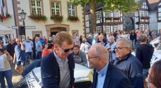 Walter Röhrl steigt auf dem Beverunger Kellerplatz aus