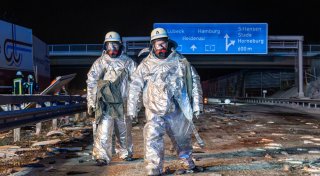 Lkw kommt von der Straße ab - tausende Fische verenden