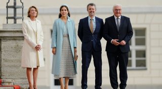 Dänisches Königspaar mit militärischen Ehren begrüßt