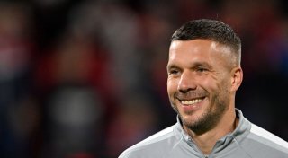 Podolski besucht verletzten Fan