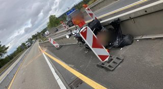 76-jähriger Motorradfahrer stürzt auf der A44 bei Warburg