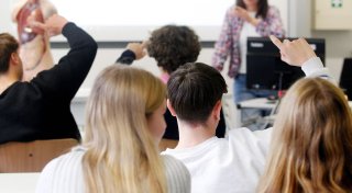 Sollten Eltern mit ihren Kindern im Klassenzimmer sitzen?