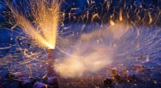 Unbekannter wirft in Bielefeld brennende Feuerwerksbatterie in Auto