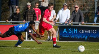 Theesens Fußball-Zug hat keine Bremse: Klarer Sieg im OWL-Derby