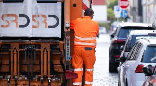 Arbeiter wird in Müllfahrzeug gezogen und schwer verletzt