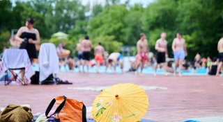 Diebstahl im Freibad: Wann die Versicherung zahlt