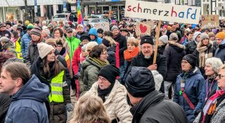 700 Menschen protestieren in Warburg für Demokratie - mit Fotostrecke