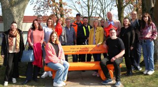 Was es mit den orangefarbenen Bänken in Preußisch Oldendorf auf sich hat