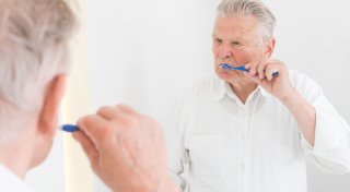 Glänzend gepflegt: Putztipps für die Zahnprothese