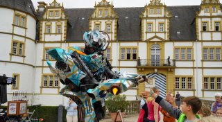 Mit vielen Fotos: Metergroße Roboter und Fahrräder mit Badewannen in Paderborn