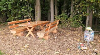 „Wenig Respekt vor Ort des Gedenkens“: Besondere Sitzgruppe in Rödinghausen vermüllt